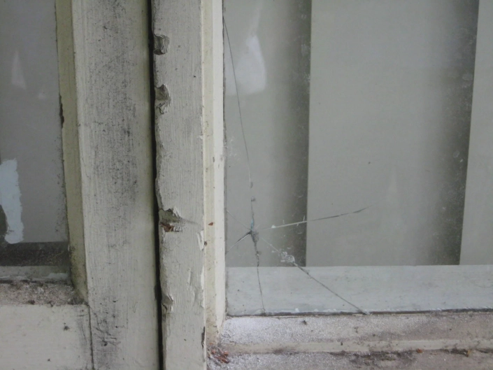 Brokern Window Glass-Campis